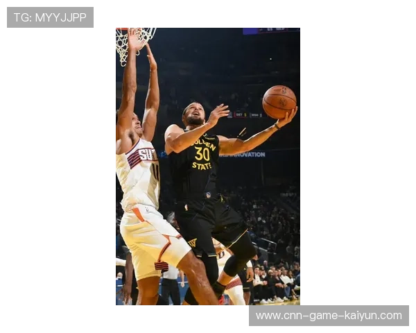 库里角球一箭穿心，勇士把胜利带回主场