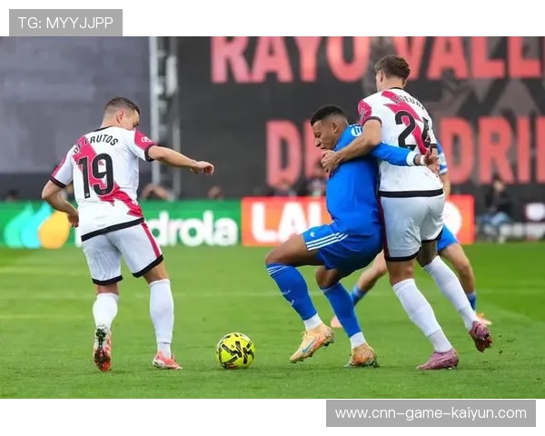 维尼修斯巧妙转身摆脱形成单边压制，皇马锋线如虎添翼